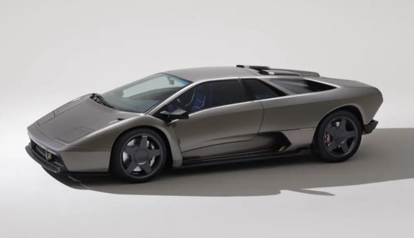 От Eccentrica казват, че проектът Diablo е предназначен да запази &bdquo;правилния период&ldquo; на дизайна, но заменя материалите с по-висококачествени. Компанията дава допълнителна мощ на задвижването на автомобила. Маурицио Реджиани, бивш главен технически директор на Lamborghini, е сред екипа, разрабонтил колата, така че ще е интересно.
